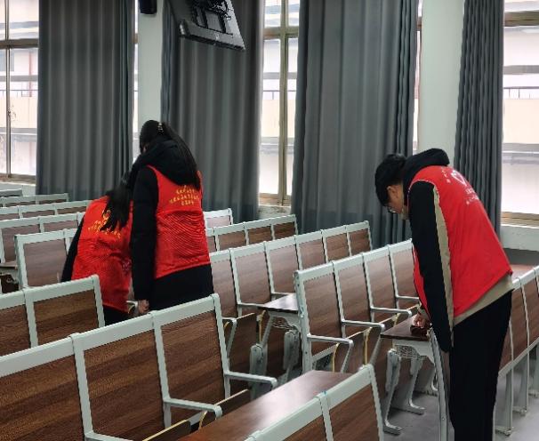 人站在柜台前AI 生成的内容可能不正确。