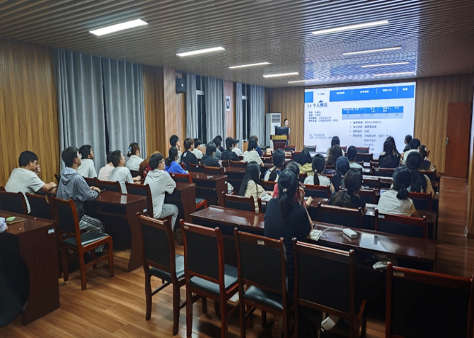 一群人站在室内AI 生成的内容可能不正确。