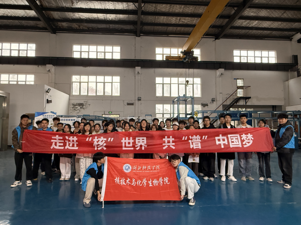 图片包含 人, 男人, 室内, 食物AI 生成的内容可能不正确。