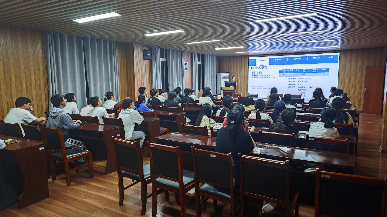 桌子上有许多椅子的房间AI 生成的内容可能不正确。